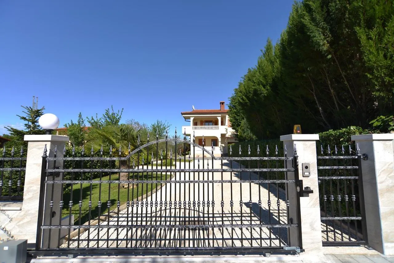 Apartments With A Parking Space Valbandon, Fazana - 20648